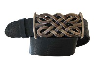 Lady belts - Lady fashion belts - 13306517 / 40, èrni nikelj saten Modni ženski usnjeni pasovi so iz govejega usnja debeline 3,5 - 4 mm, serija 110000. Ženski usnjeni pasovi imajo izredne lastnosti glede trajnosti in trpežnosti. Usnjeni pasovi imajo zaponko na usnjenem jezièku z vijakom pritrjeno na usnjen ženski pas kar vam omogoèa enostavno krajšanje.